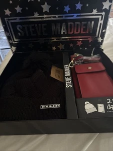 Steve Madden Gift Box Set 2 Piece Lilac Beanie & Crossbody Purse Pom Pom New - Picture 1 of 8