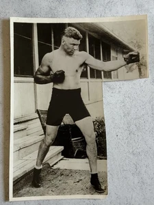 RARE VINTAGE BOXER PHOTO ORIGINAL 1930s CUT PRESS STYLE #1955 GYM TRAINING - Picture 1 of 2