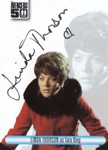 THE AVENGERS 50TH ANNIVERSARY (2012) - AV4 LINDA THORSON (TARA KING) AUTOGRAPH - Foto 1 di 1