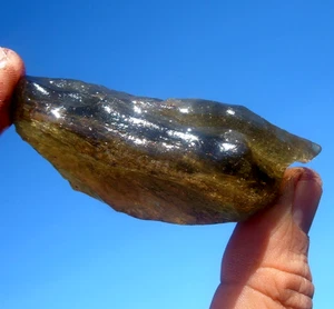Meteorito de vidrio del desierto libio Tectita espécimen de impacto (333 crt) gema muy oscura A+ - Imagen 1 de 7