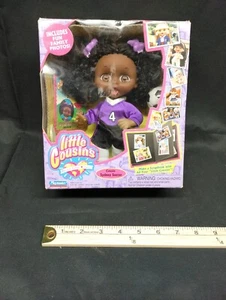 Muñeca Playmates Little Cousins 2002 nueva en caja fútbol coleccionable - Imagen 1 de 6