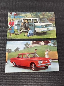 Lote de 2 tarjetas postales vintage Chevrolet 1961 Greenbriar Wagon Covair publicidad litografía - Imagen 1 de 6