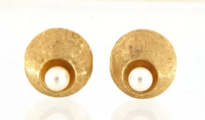 Pendientes con clip de perlas de oro amarillo de 14 quilates para mujer de 7 mm - Imagen 1 de 3