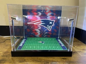 Custom Full Size Helm Display mit LED Beleuchtung - New England Patriots - Bild 1 von 2