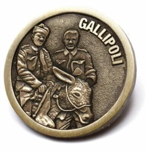 2612 GALLIPOLI 20MM 3D ANTIQUE BRASS LAPEL PIN BADGE ON CARD ANZAC - Picture 1 of 1