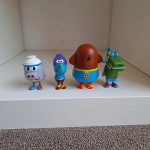 Hey Duggee - Duggee & The Super Squirrels 4 Figurines Toy Small Official Genuine - Picture 1 of 15