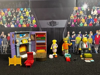 Simpsons World of Springfield Burns Manor Resort Smithers Larry Burns Playmates Foto 1 de 4