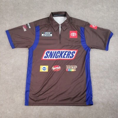 Camisa Snickers Pit Crew Para Hombres Pequeña Marrón Emitida por el Equipo Joe Gibbs Kyle Busch Foto 1 de 4