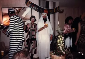 Foto Vintage 1985 Adulto Halloween Festa Costume Clown Prigioniero Sceicco Arabo - Foto 1 di 1