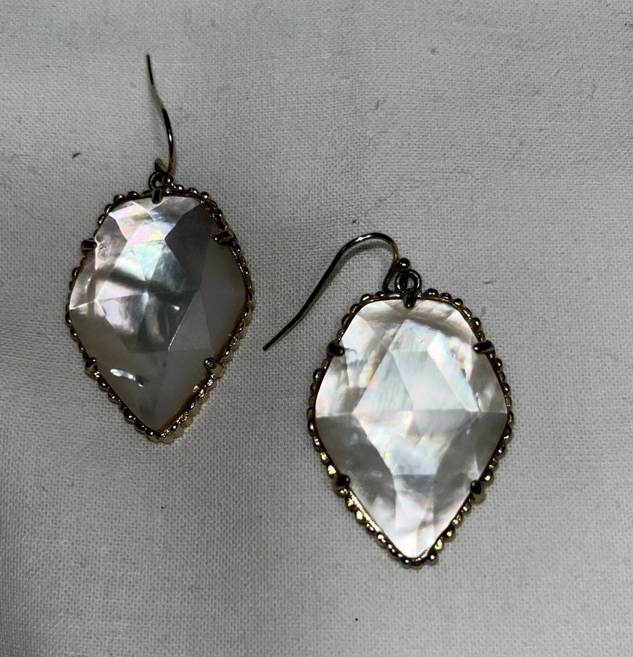Pendientes colgantes Kendra Scott madreperla tono oro Corley Foto 1 de 4