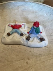 Figura de colección Christmas Village 2 niños haciendo ángeles de nieve - Imagen 1 de 6
