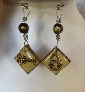 Pendientes colgantes artesanales cerradura y llave resina con perlas, alambres de ley - Imagen 1 de 5