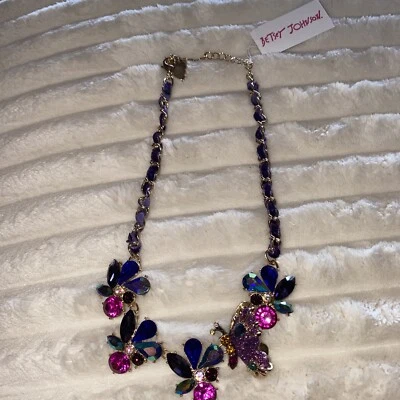 COLAR DECLARAÇÃO FITA BORBOLETA MULTI PEDRA BETSEY JOHNSON - Imagem 1 de 3