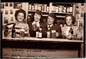1945 Neuheit Foto vier hübsche Frauen posieren mit Bier Coney Island New York WW2 LESEN - Bild 1 von 2