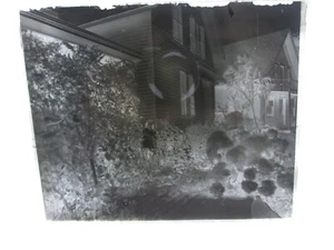 (1) LATE 1800s/EARLY 1900s GLASS NEGATIVE, LITTLE GIRL, HOUSE, +, UNKNOWN LOCAL - Picture 1 of 1