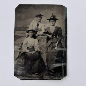 Antikes Farbfoto schöne junge Frau unglaublicher Hut Leuchtturm - Bild 1 von 9