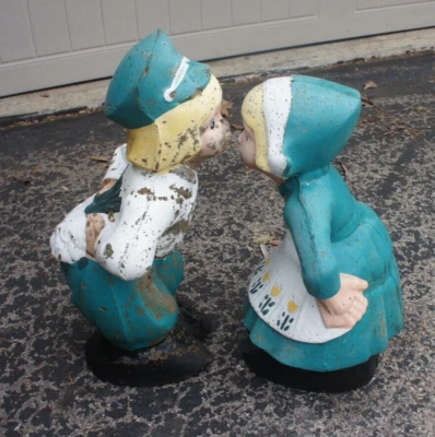 Estatuas holandesas grandes pesadas vintage de cemento con adorno de césped para niños y niñas besándose Foto 1 de 4