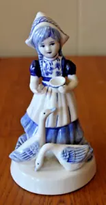 Blaue Holländische Jungfrau füttert Enten Gänse Delfter Figur Vintage handbemalt - Bild 1 von 7