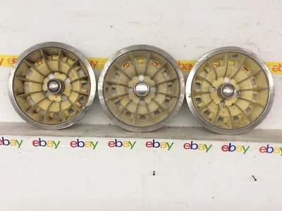 Chevrolet Chevy Monza 1975-1980 13" tapacubos de fábrica cubierta de rueda lote de 3 OEM amarillo Foto 1 de 2