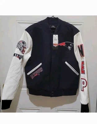 Chaqueta Universitaria New England Patriots Lana Cuero Mangas NFL Pro Estándar Pequeña Foto 1 de 4