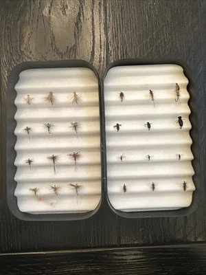 Caixa de pesca com mosca vintage Richard Wheatley espuma ondulada preta com moscas dentro - Imagem 1 de 4