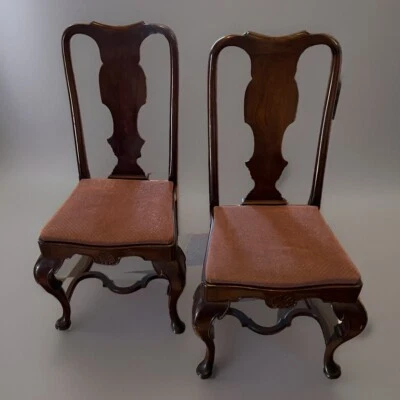 Par de sillas laterales estilo Queen Anne de caoba con patas descapotables, finales del siglo XIX Foto 1 de 4