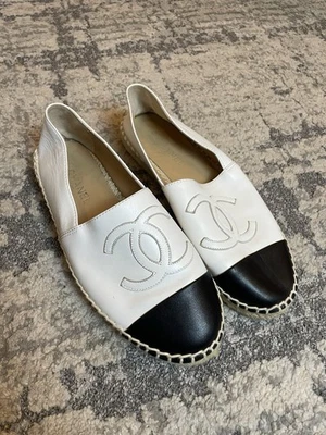 Alpargatas Chanel pele de cordeiro tamanho 40 branco/preto slip on fio de sapato - Imagem 1 de 4
