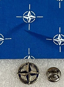 Distintivo/Pin Giacca NATO Defense College (NDC) Cecchignola-RM 🇮🇹 1980 - Foto 1 di 3