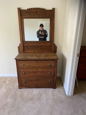 Cómoda vintage de roble con espejo Foto 1 de 2