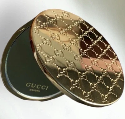 Espejo compacto Gucci con caja roja dorado GG monograma logotipo en relieve Foto 1 de 4