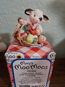 Mary's Moo Moo Enesco Vaca Lamiendo Bueno. Vaca con cesta de frutas... - Imagen 1 de 3