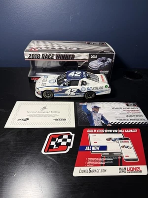 凯尔·拉尔森 1/24 DC 太阳能雪佛兰科迈罗拉斯维加斯比赛获胜版本签名。 — 第 1/4 张图片
