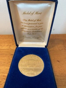 Moneda y caja de terciopelo Ronald Regan Medalla al Mérito del Grupo de Trabajo Presidencial Republicano - Imagen 1 de 9