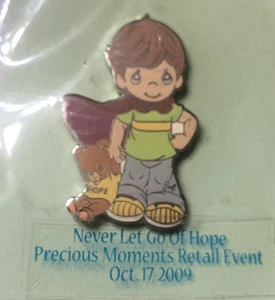 Spilla evento New Precious Moments St Jude "Never Let Go Of Hope" ~ ragazzo con orso della speranza - Foto 1 di 10