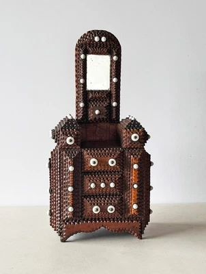 Cómoda antigua miniatura arte vagabundo con espejo arte popular tallado en chip arte popular década de 1920 Foto 1 de 4