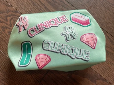 Bolsa de cosméticos de maquillaje Clinique verde sedoso rosa diamante gráfico cremallera Foto 1 de 3