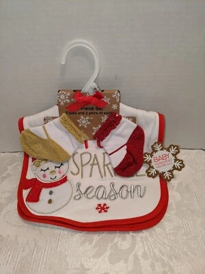 Baby Essentials Navidad Juego de Regalo 4 Piezas 2 Baberos/Calcetines "Me encanta la Temporada de Brillos" Foto 1 de 4