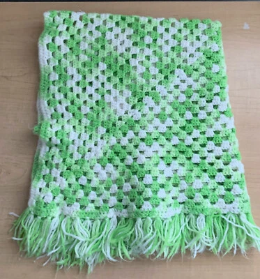 Manta/tiro bebé vintage hecha a mano de ganchillo verde y blanco 38x38" Foto 1 de 2