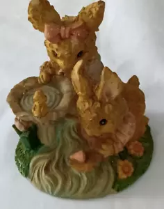 Estatuilla Bunnies by Birdbath de porcelana de 3" de alto de 3" de ancho - Imagen 1 de 6