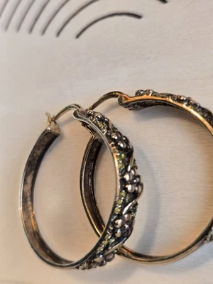 Argolas de diamante amarelo folheadas a flores prata e ouro 1 polegada - Imagem 1 de 2