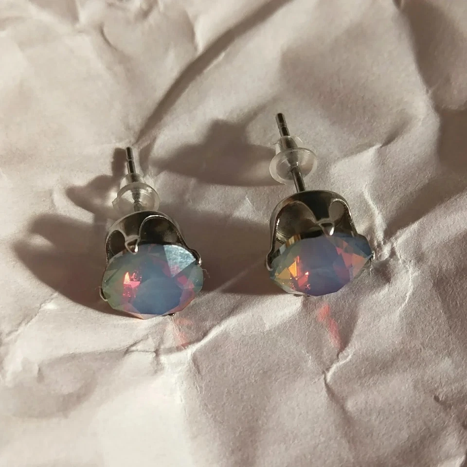 Parafusos de cristal Swarovski® azul leitoso feitos à mão 8 mm, com poste de aço inoxidável - Imagem 1 de 4