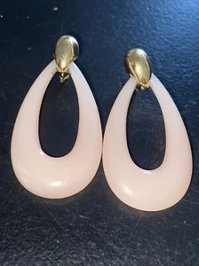 Vintage signierte TRIFARI rosa Lucite Creolen Türklopfer Clip Ohrringe goldfarben - Bild 1 von 4