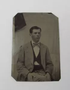 Schöner junger Mann Tintype Foto c1870er Jahre Anzug und Fliege Bürgerkrieg Ära - Bild 1 von 2