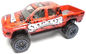 2017 HOT WHEELS '06 DODGE RAM 1500 SKYJACKER SOSPENSIONI ROSSO 3 1/4" PICKUP TRUCK - Foto 1 di 6