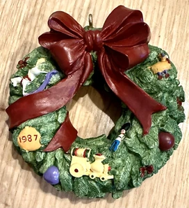 Vintage Hallmark Keepsake Collectors Club 1987 Wreath of Memories Ornament - Picture 1 of 11