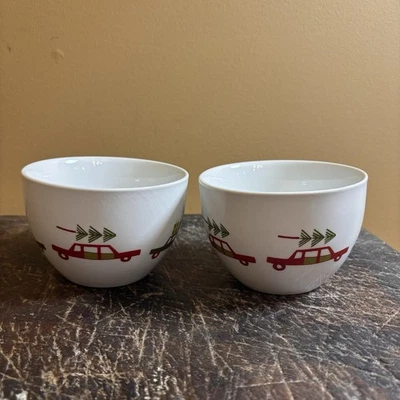 Juego de 2 cuencos de anidación de Navidad Crate & Barrel Yule Town Julia Rothman Foto 1 de 4