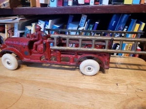 NICE VINTAGE 1930's ARCADE CAST IRON OPEN CAB LADDER FIRE TRUCK - Picture 1 of 14