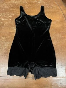 Pagliaccetto Victoria’s Secret vintage in velluto nero con bordo in pizzo taglia small - Foto 1 di 9