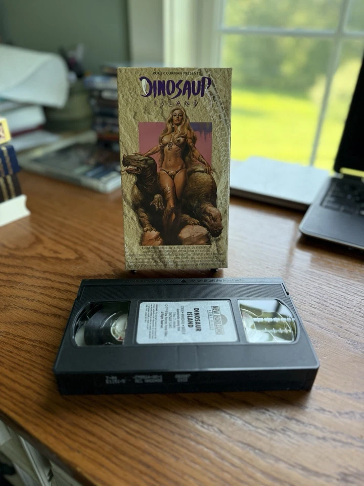 DINOSAUR ISLAND VHS Crashed Pilots Help Sexy Cave Women Battle Killer Dinosaurs Foto 1 de 4