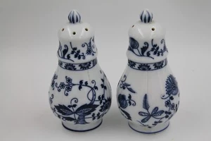 Vienna Woods blue onion salt and pepper shakers - Picture 1 of 3